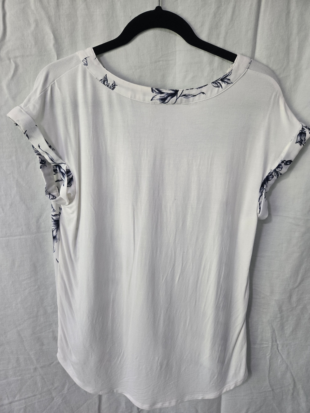 FORTUNE + IVY Joanna Natu V-Neck Floral Button Front Top - White/Navy - Picture 6 of 7